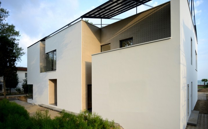 Sculpted voids and overhangs on the elevation