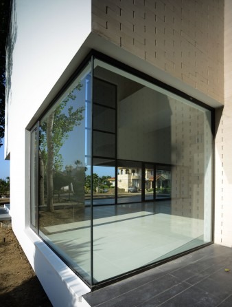 Living space opening onto the courtyard